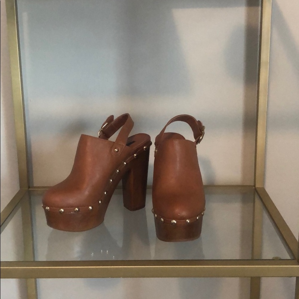 Close toe thick heel clogs
